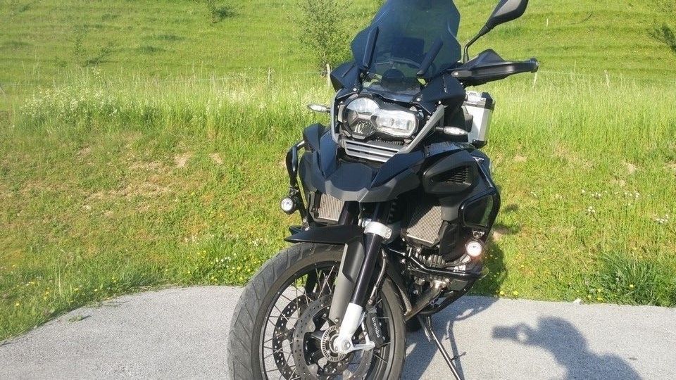 moto BMW 1200 GS vue devant