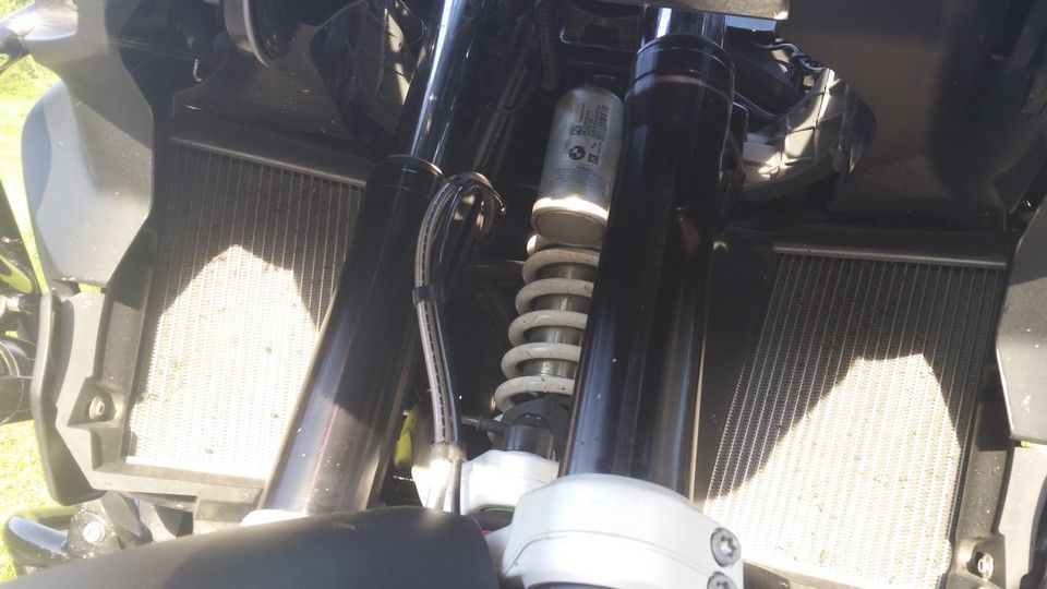 moto BMW 1200 GS radiateurs et suspension
