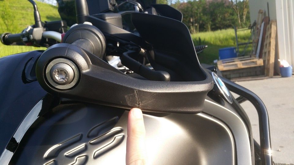 moto BMW 1200 GS protège main droite endommagé